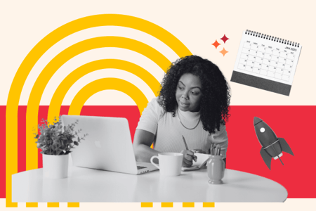 Account-Managerin benutzt Vorlage am Laptop, um Account-Plan zu erstellen