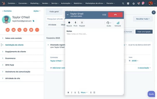 Interface do software de rastreamento de chamadas da HubSpot mostrando uma chamada em andamento com campo de notas